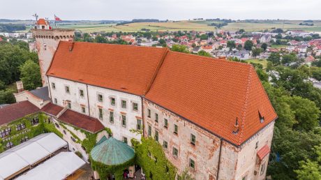 Zamek biskupów wrocławskich w Otmuchowie z dachówką mnich mniszka