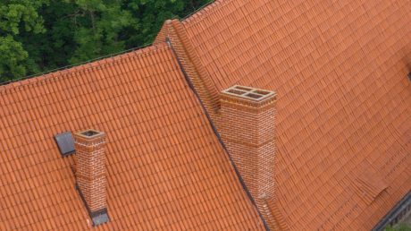 Zamek biskupów wrocławskich w Otmuchowie z dachówką mnich mniszka