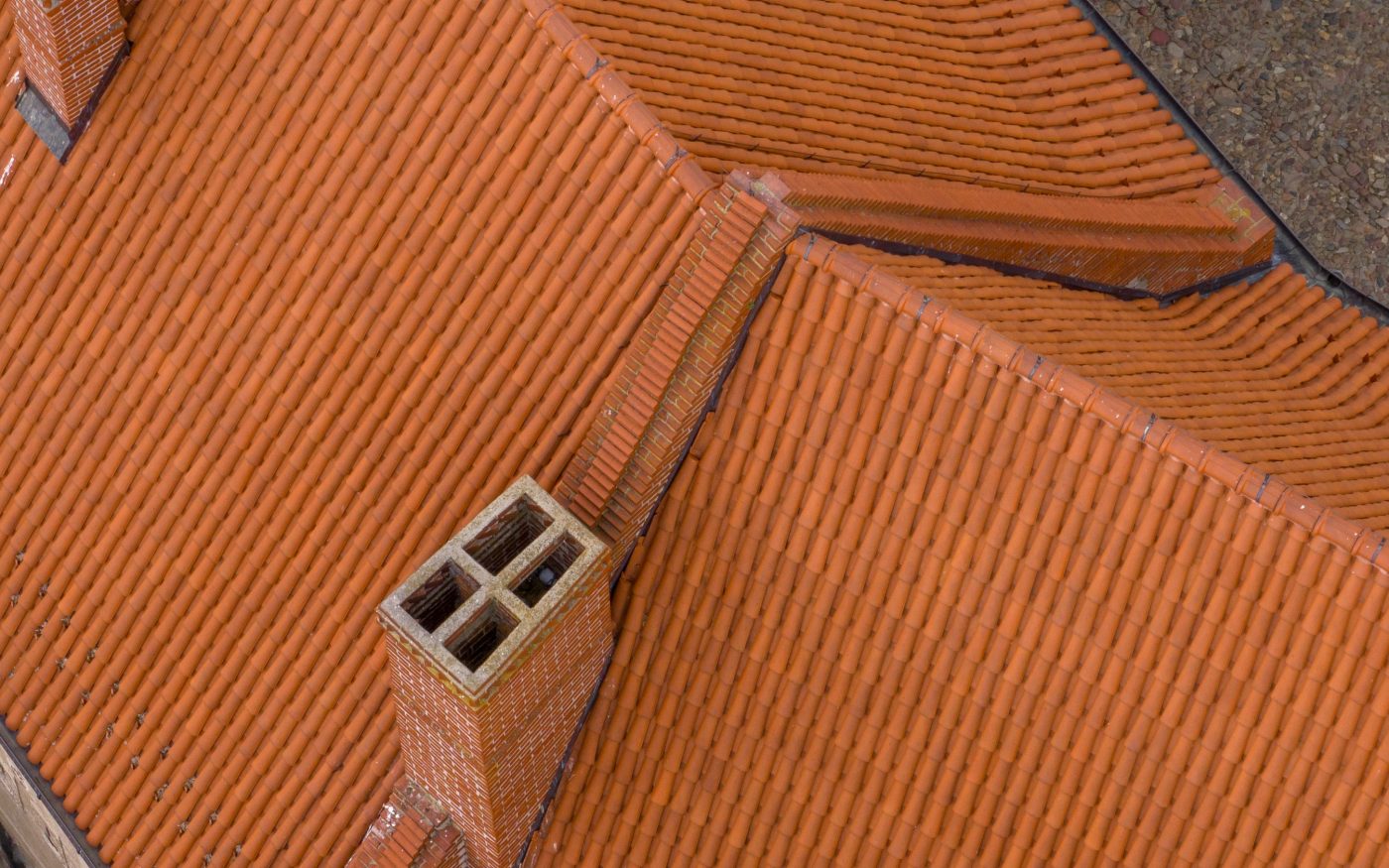 Zamek biskupów wrocławskich w Otmuchowie z dachówką mnich mniszka