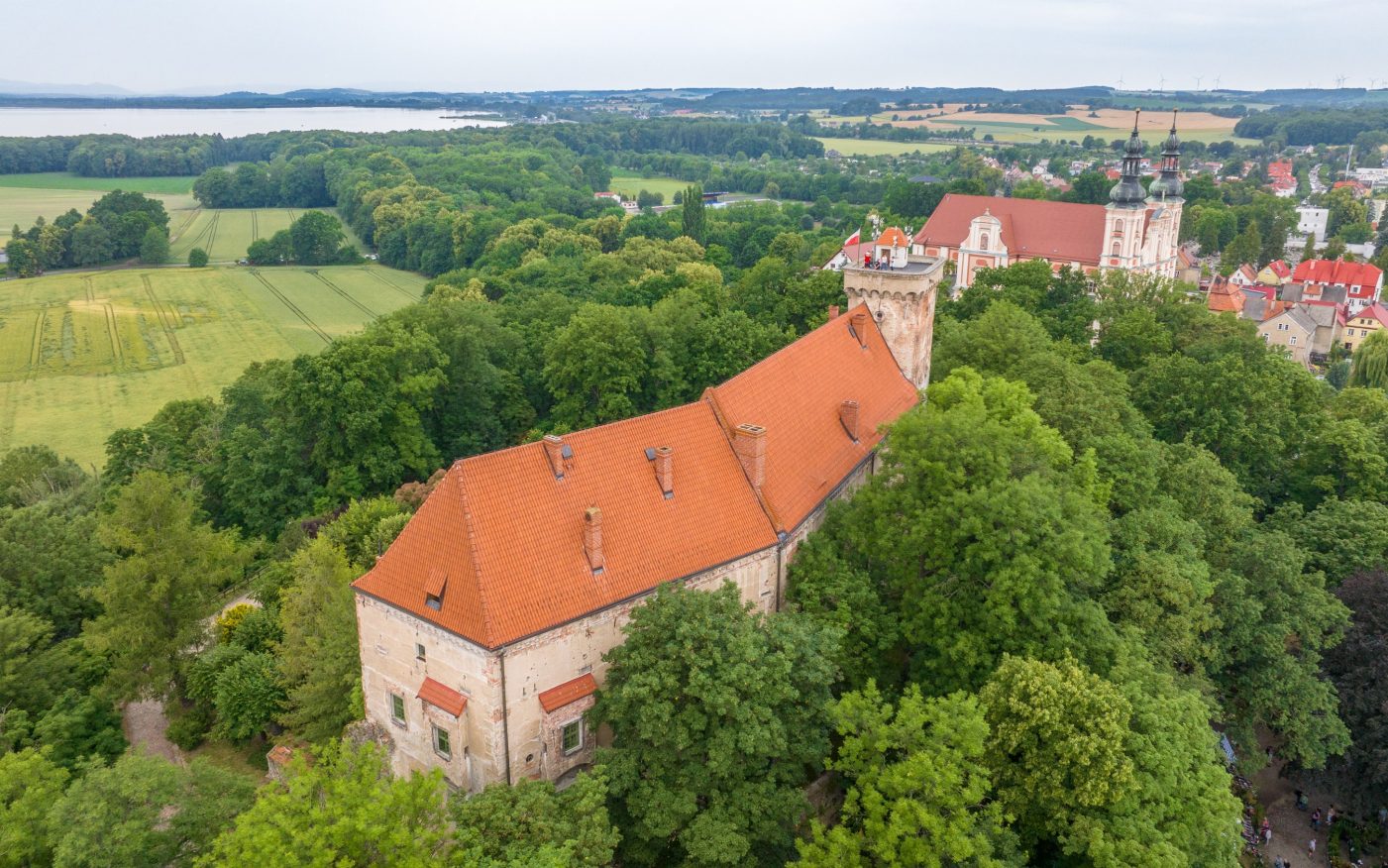 Zamek biskupów wrocławskich w Otmuchowie z dachówką mnich mniszka