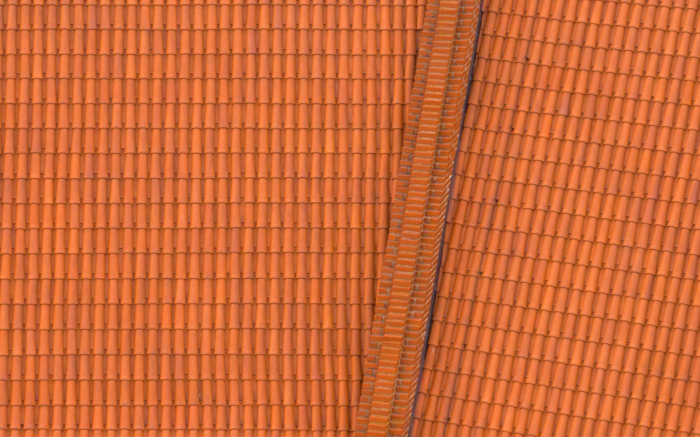 Zamek biskupów wrocławskich w Otmuchowie z dachówką mnich mniszka