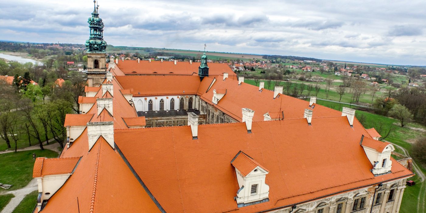 Opactwo Cysterskie w Lubiążu po renowacji dachu dachówką karpiówką naturalna czerwień