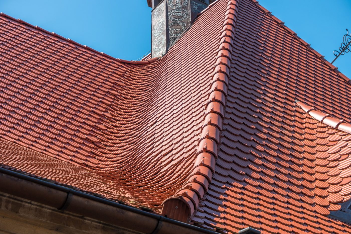 Zamek Czocha  po renowacji dachu dachówką karpiówką falista czerwona angoba 