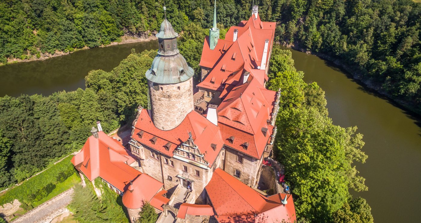 Zamek Czocha  po renowacji dachu dachówką karpiówką falista czerwona angoba 