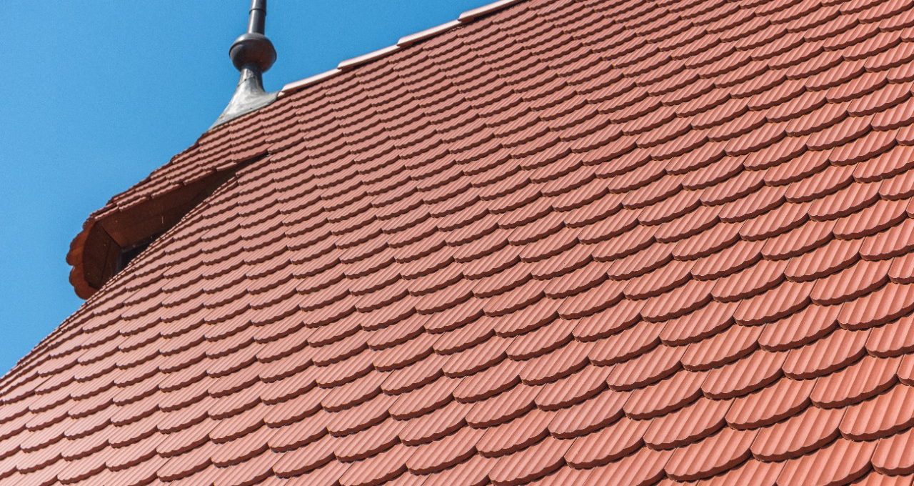 Zamek Czocha  po renowacji dachu dachówką karpiówką falista czerwona angoba 