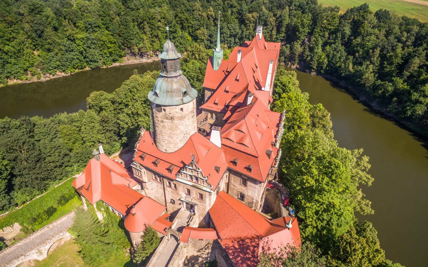 Zamek Czocha  po renowacji dachu dachówką karpiówką falista czerwona angoba 