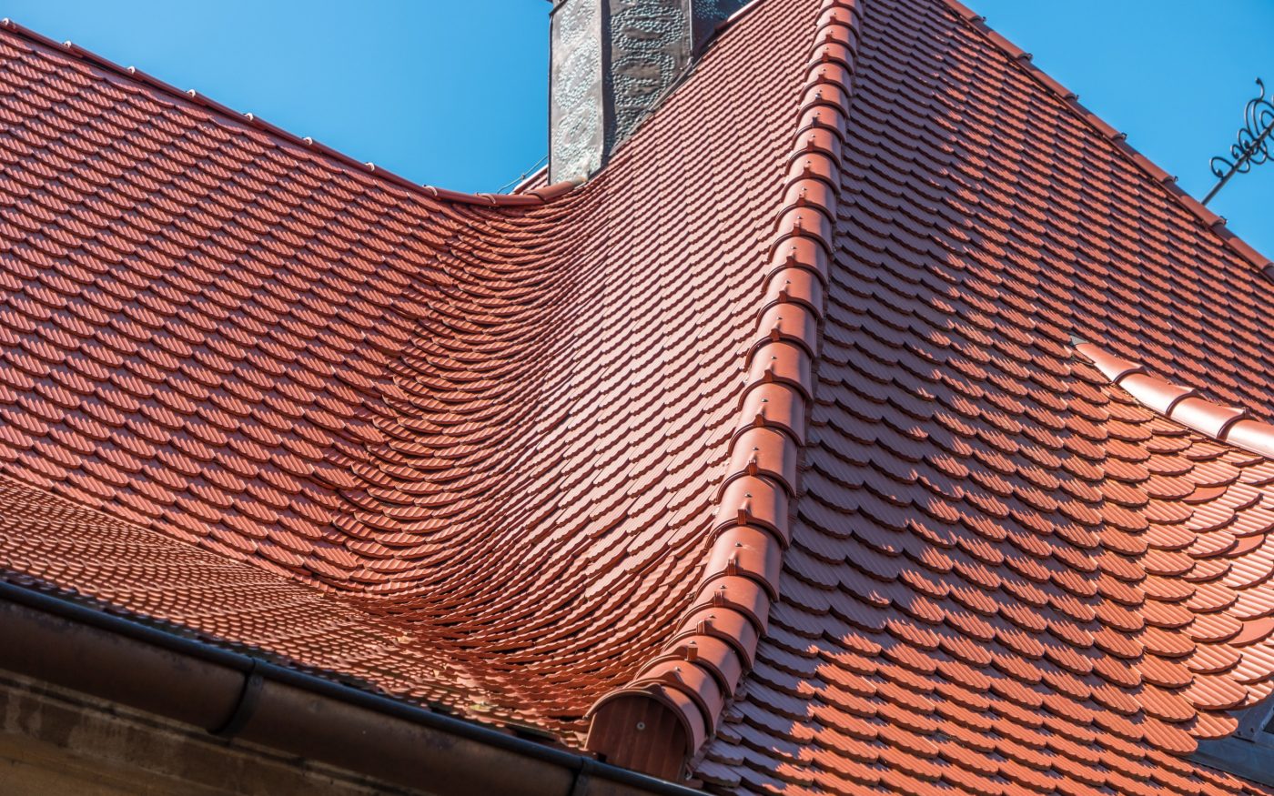 Zamek Czocha  po renowacji dachu dachówką karpiówką falista czerwona angoba 