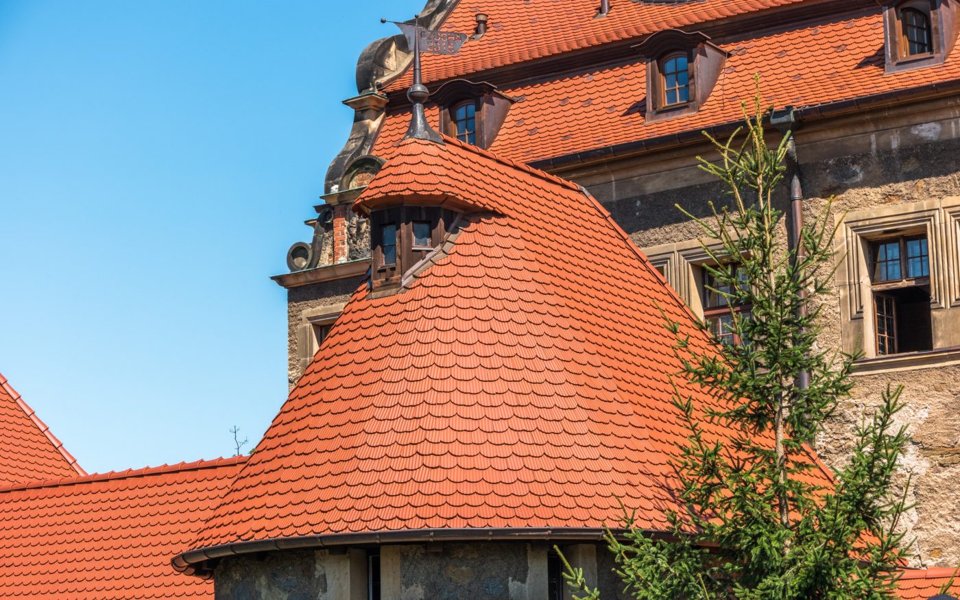 Zamek Czocha  po renowacji dachu dachówką karpiówką falista czerwona angoba 