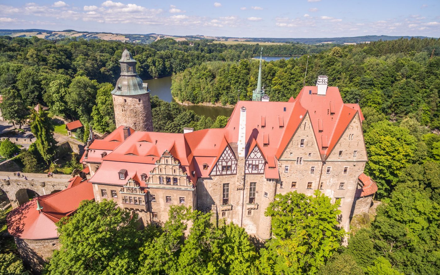 Zamek Czocha  po renowacji dachu dachówką karpiówką falista czerwona angoba 