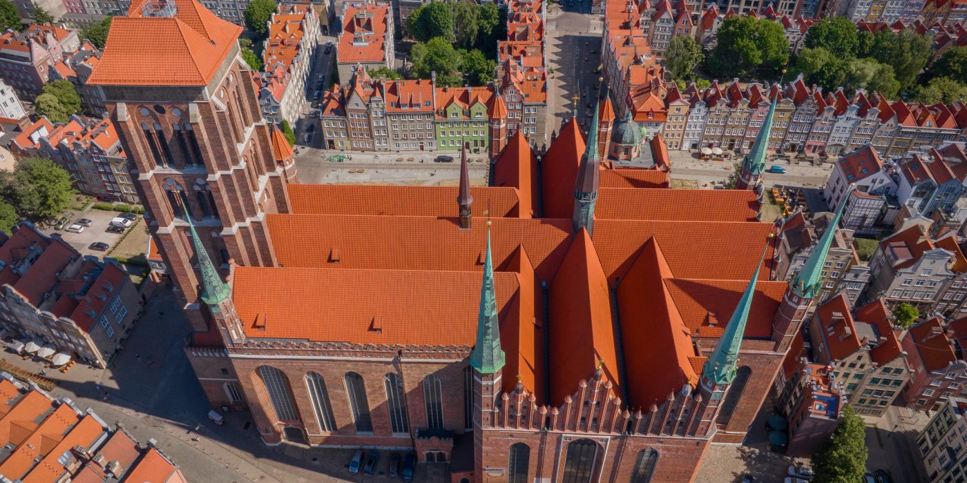 Kościół Mariacki w Gdańsku z dachówką E28 i mnich mniszką