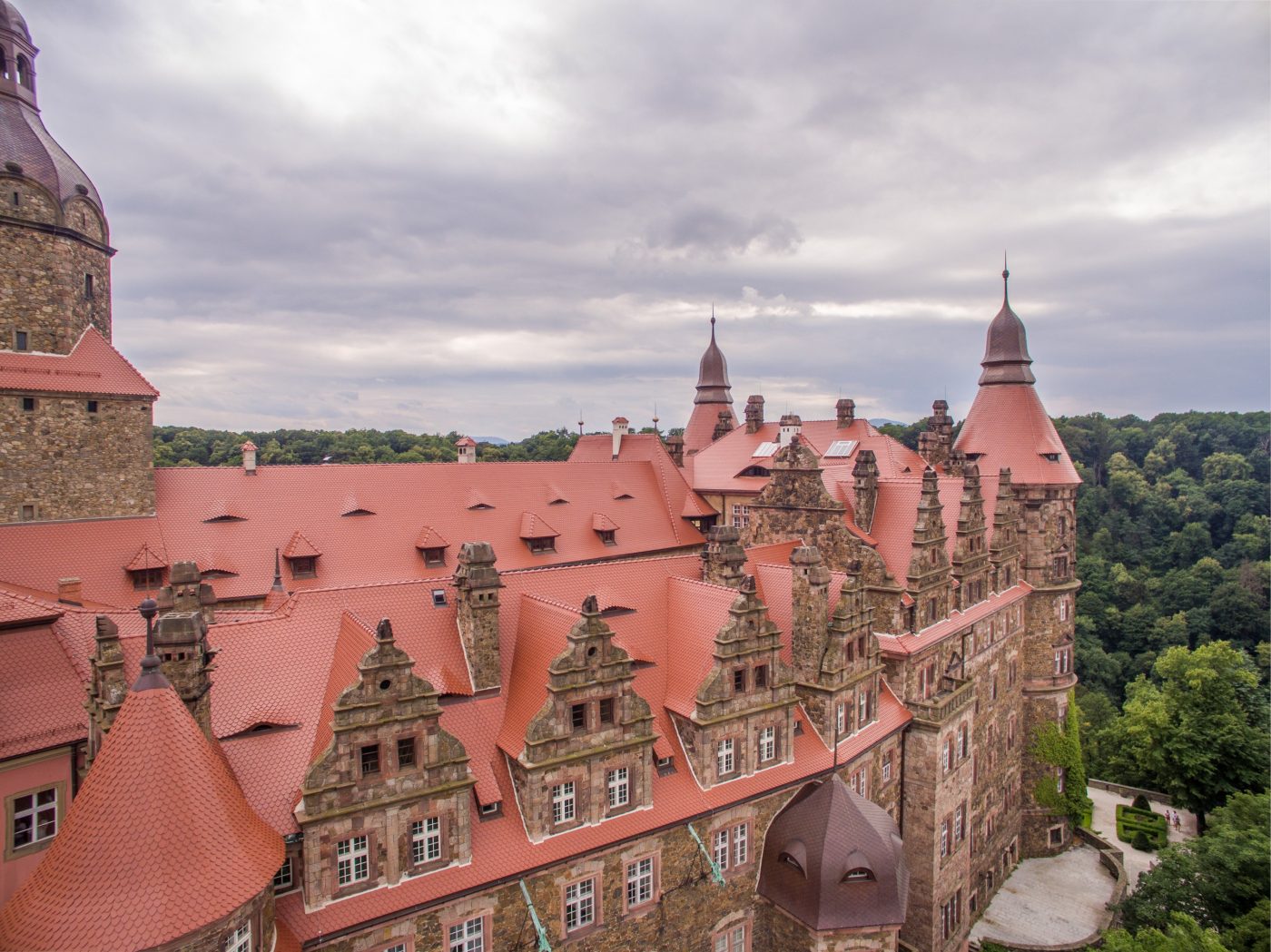 Zamek Książ po renowacji dachu dachówką karpiówką gotycką czerwona angoba