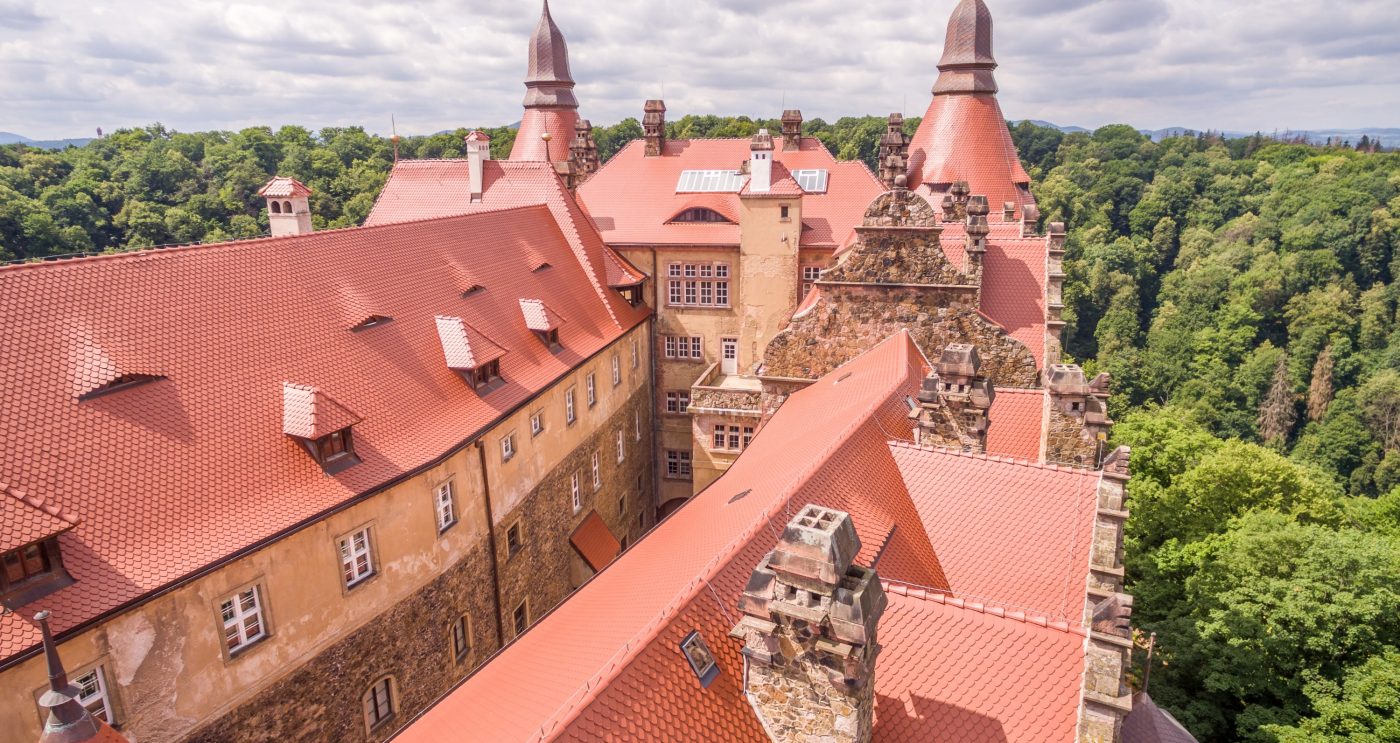Zamek Książ po renowacji dachu dachówką karpiówką gotycką czerwona angoba