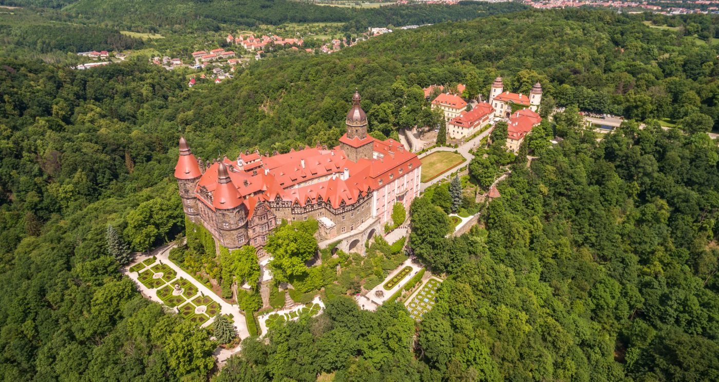 Zamek Książ po renowacji dachu dachówką karpiówką gotycką czerwona angoba