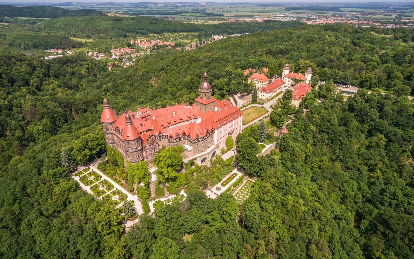 Zamek Książ po renowacji dachu dachówką karpiówką gotycką czerwona angoba