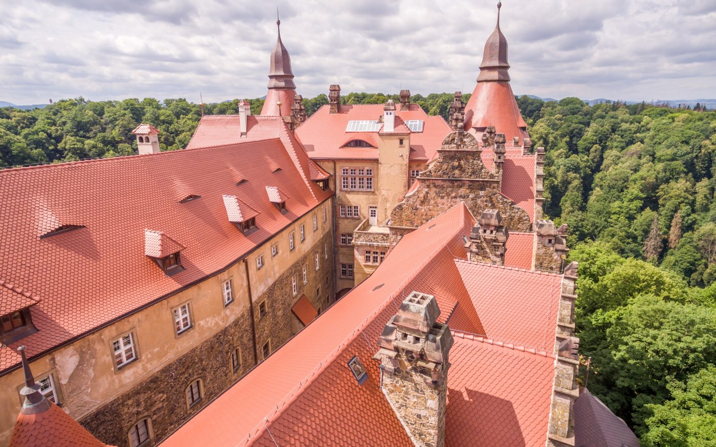 Zamek Książ po renowacji dachu dachówką karpiówką gotycką czerwona angoba