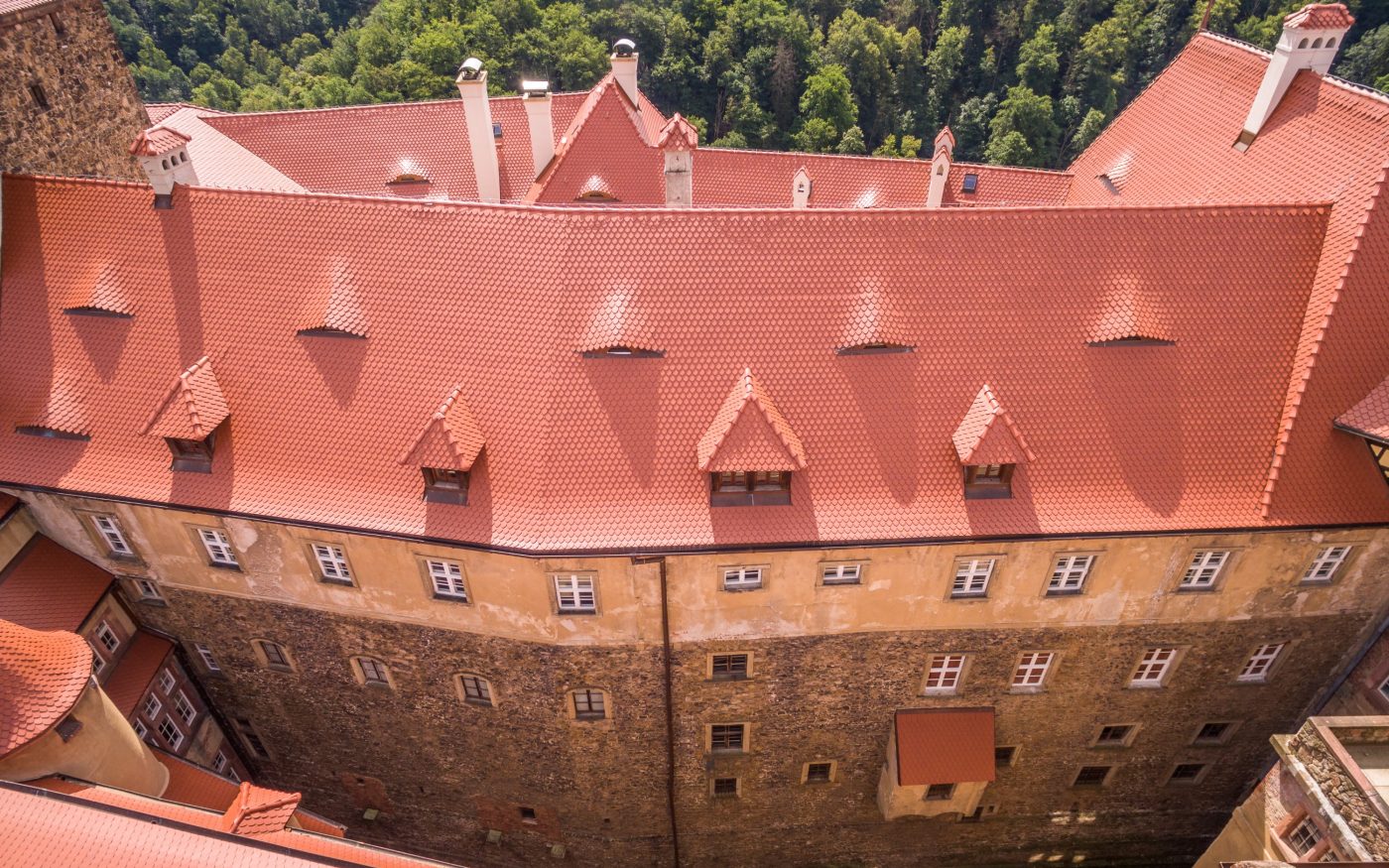 Zamek Książ po renowacji dachu dachówką karpiówką gotycką czerwona angoba