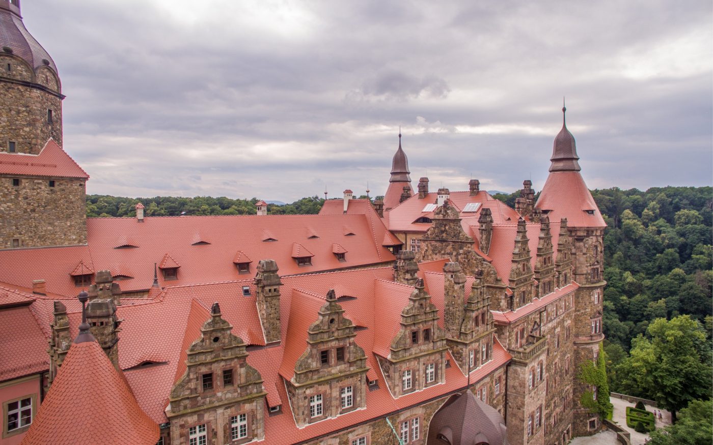 Zamek Książ po renowacji dachu dachówką karpiówką gotycką czerwona angoba