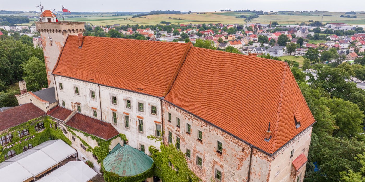 Zamek biskupów wrocławskich w Otmuchowie z dachówką mnich mniszka
