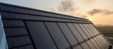 Dach z ceramiczną dachówką Koramic wraz z panelami Wevolt X-Frame firmy wienerberger