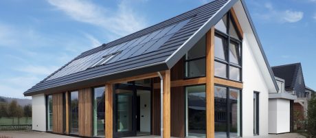 Dach z ceramiczną dachówką Koramic wraz z panelami Wevolt X-Frame firmy wienerberger