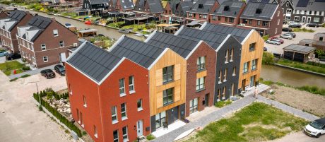 Dach z ceramiczną dachówką Koramic wraz z panelami Wevolt X-Frame firmy wienerberger