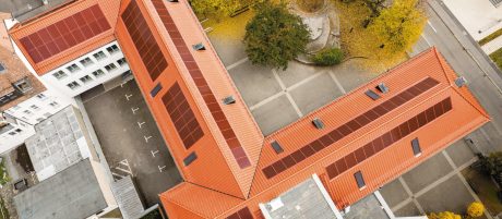 Dach z ceramiczną dachówką Koramic wraz z panelami Wevolt X-Frame firmy wienerberger