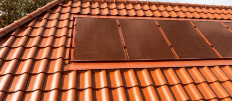 Dach z ceramiczną dachówką Koramic wraz z panelami Wevolt X-Frame firmy wienerberger