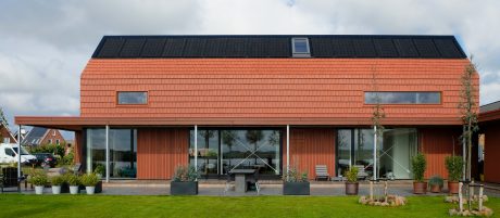 Dach z ceramiczną dachówką Koramic wraz z panelami Wevolt X-Frame firmy wienerberger