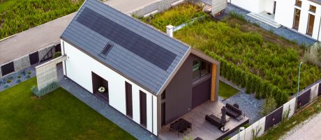 Dach z ceramiczną dachówką Koramic Orea 9 wraz z dedykowanymi panelami Wevolt X-Tile firmy wienerberger