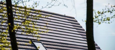 Dach z ceramiczną dachówką Koramic Actua 10 wraz z dedykowanymi panelami Wevolt X-Tile firmy wienerberger