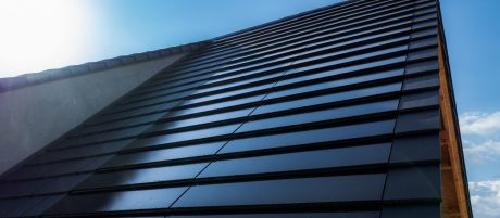 Dach z ceramiczną dachówką Koramic Orea 9 wraz z dedykowanymi panelami Wevolt X-Tile firmy wienerberger