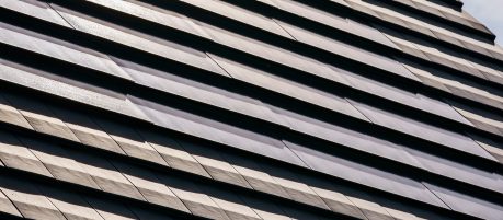 Dach z ceramiczną dachówką Koramic Actua 10 wraz z dedykowanymi panelami Wevolt X-Tile firmy wienerberger