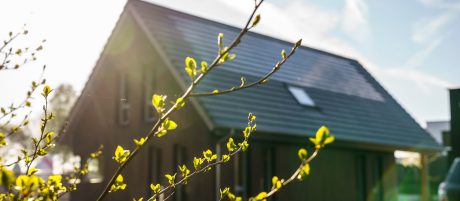 Dach z ceramiczną dachówką Koramic Actua 10 wraz z dedykowanymi panelami Wevolt X-Tile firmy wienerberger