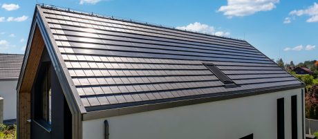 Dach z ceramiczną dachówką Koramic Orea 9 wraz z dedykowanymi panelami Wevolt X-Tile firmy wienerberger