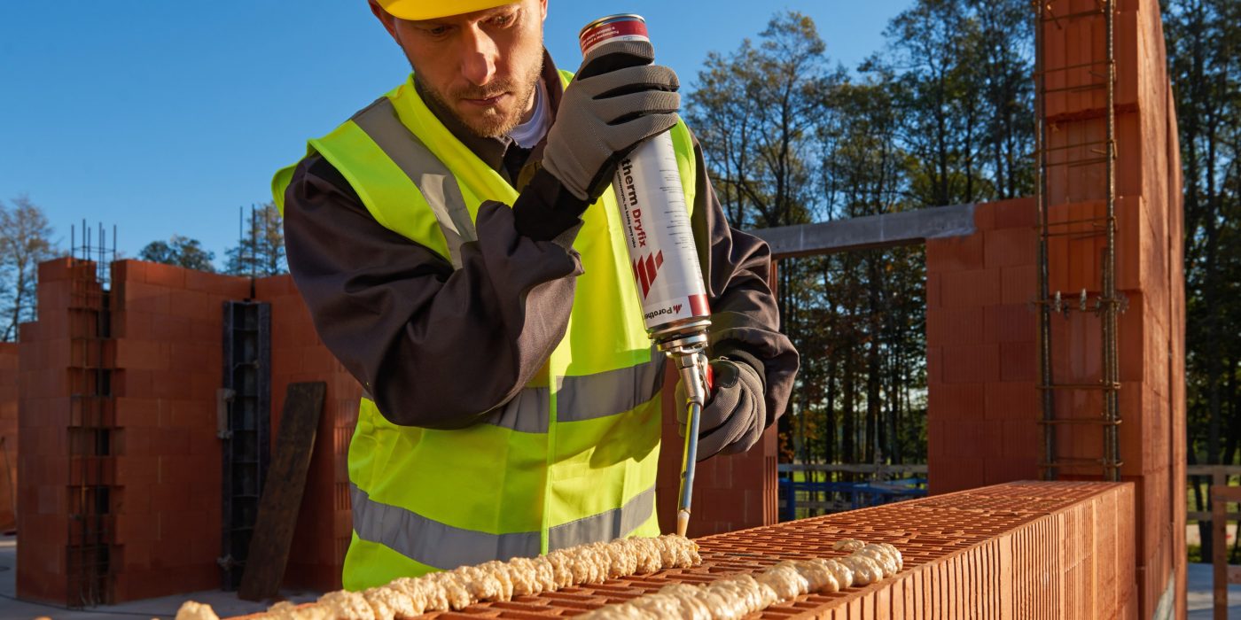 Murarz nakładający cienkospoinową zaprawę Porotherm Dryfix