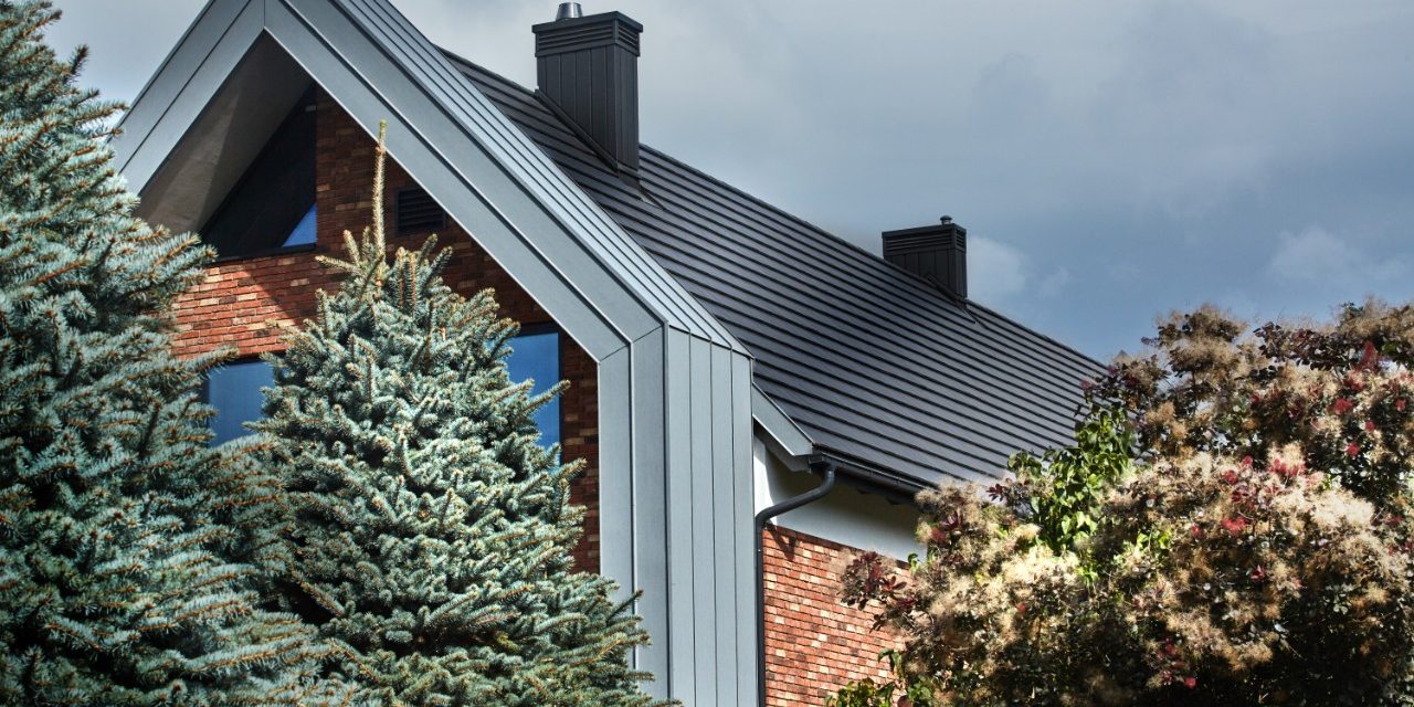 Dom jednorodzinny pokryty dachówką Orea 9 w kolorze antracytowej angoby