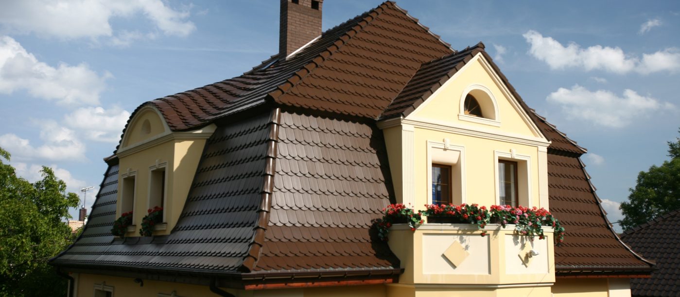 Dom jednorodzinny, Karpiówka brązowa angoba, krycie w koronkę