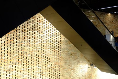 Hala Koszyki, wewnętrzna ściana z nietypowym wzorem ułożonym z cegły porozbiórkowej. Projekt: Hala Koszyki, JEMS Architekci  - Laureat polskiej edycji Brick Award 2017