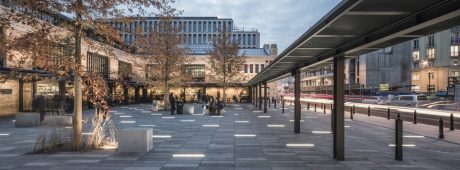 Zrewitalizowany plac przed Halą otwiera tę część elewacji na ulicę i pozwala przechodniom przyjrzeć się bryle. Projekt: Hala Koszyki, JEMS Architekci  - Laureat polskiej edycji Brick Award 2017