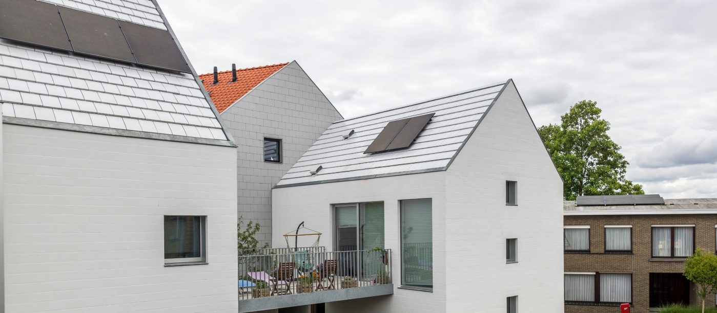 Dach pokryty białą dachówką Actua 10 LT