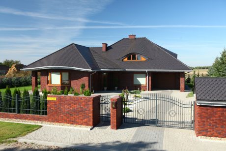 Dom jednorodzinny z elewacją i ogrodzeniem z cegły Kosmo