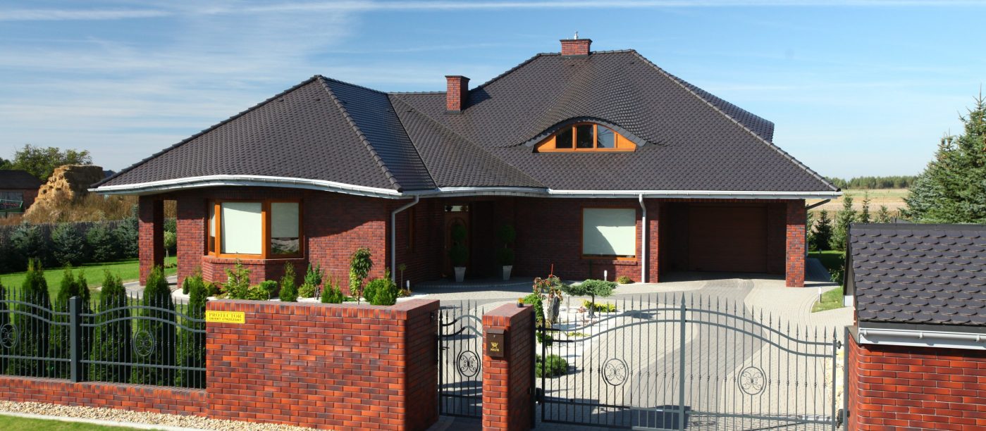 Dom jednorodzinny z elewacją i ogrodzeniem z cegły Kosmo