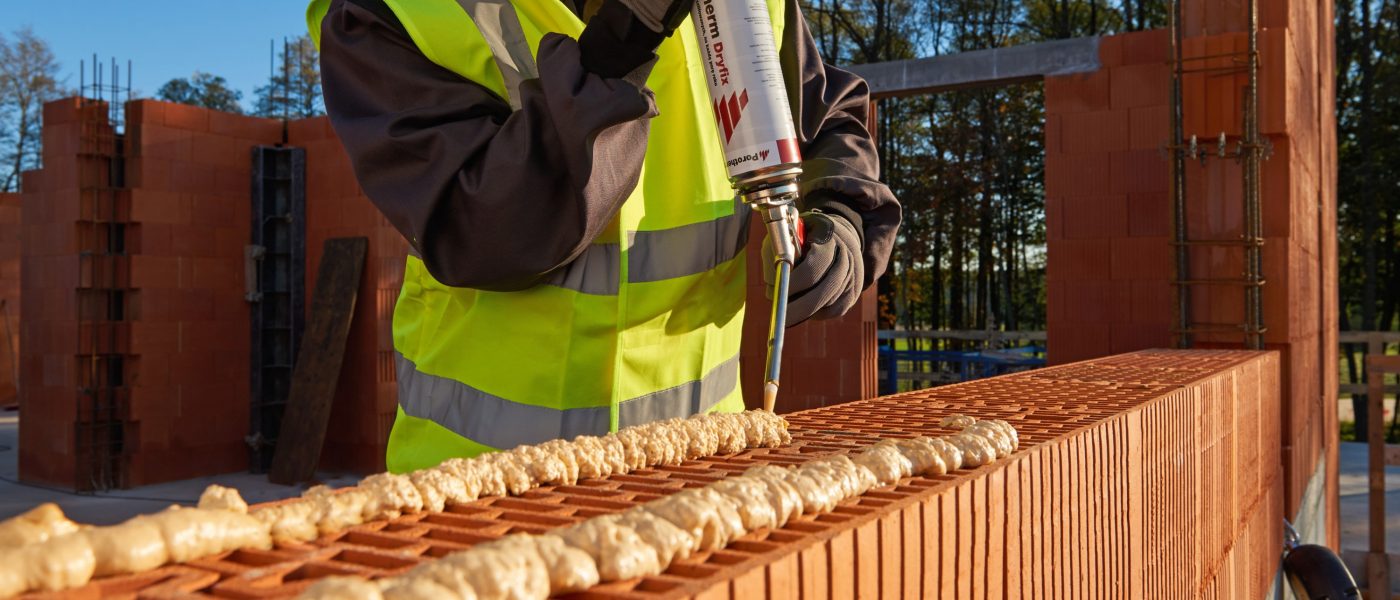 Murarz nakładający cienkospoinową zaprawę Porotherm Dryfix