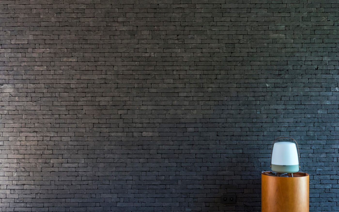 Ciemne płytki klinkierowe we wnętrzu domu