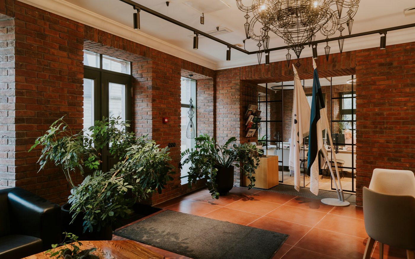 Czerwone płytki klinkierowe we wnętrzu domu