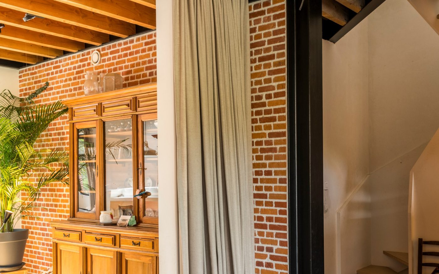 Płytki klinkierowe przypominające prawdziwą czerwoną cegłę we wnętrzu