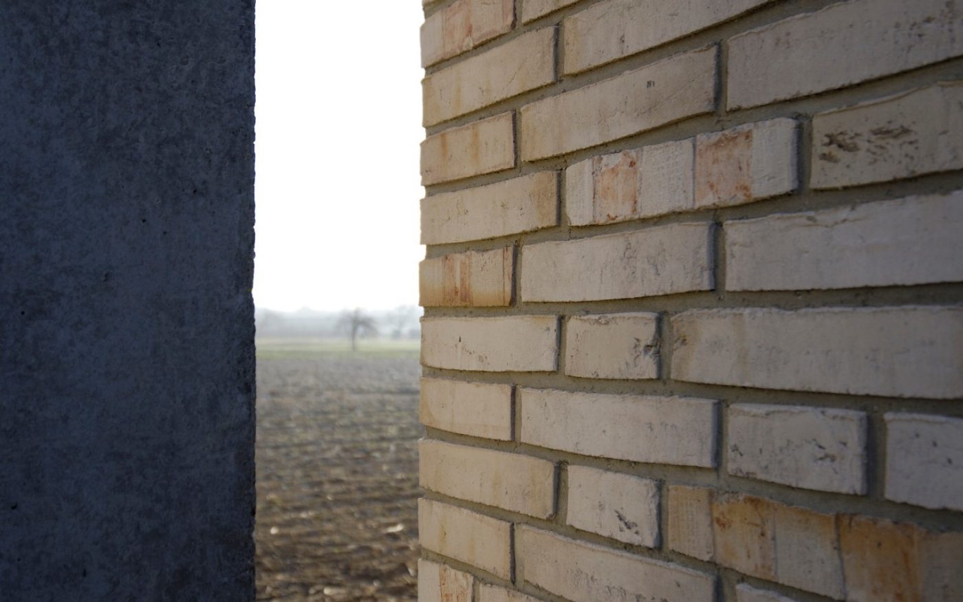 Jasne płytki klinkierowe we wnętrzu