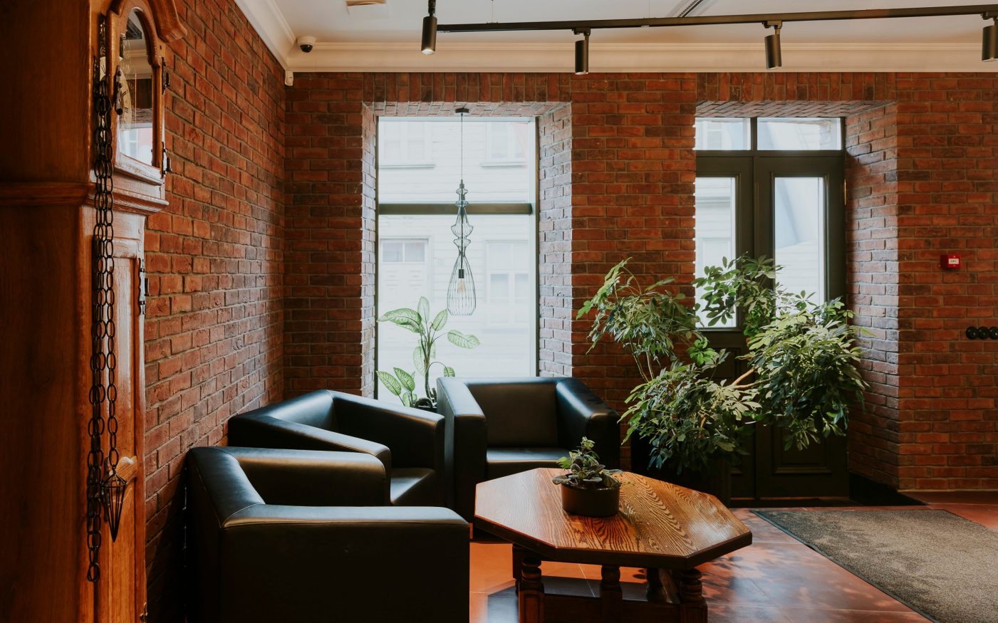 Czerwone płytki klinkierowe we wnętrzu domu