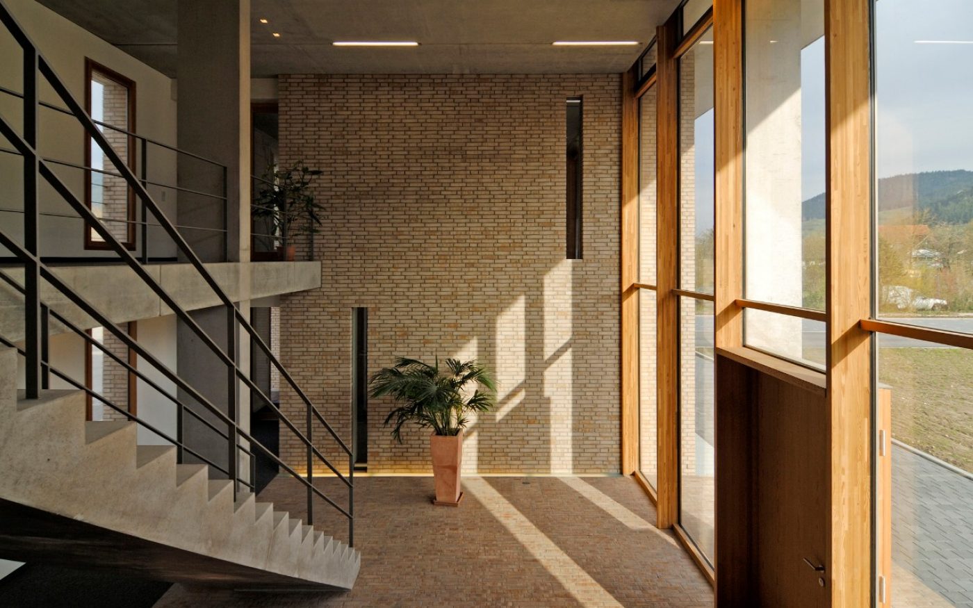 Jasne płytki klinkierowe we wnętrzu