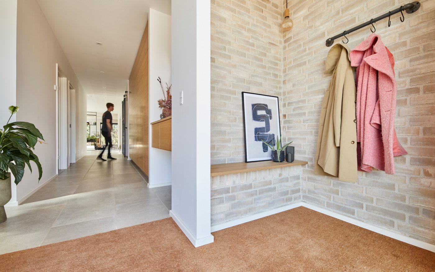 Jasne płytki klinkierowe we wnętrzu